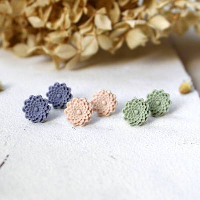 Mandala Blumen Mini Ohrstecker aus Polymer Clay – Boho Schmuck Geschenkidee