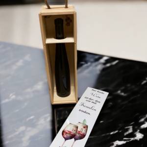 personalisierte Weinkiste aus naturfarbenem Kieferholz mit weißem Schiebedeckel und Tragekordel Bild 2