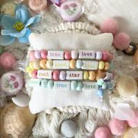 Kitsch Candy Elastics - Elastische Armbänder mit knallbunten Perlen, Smileys und Schriftzug Bild 1