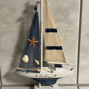 Maritimer Segelboot Holz in weiß blau, inklusive Wunschgravur, personalisiert, Boot mit Gravur, Deko Bad, Dekoration Hol Bild 1