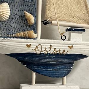 Maritimer Segelboot Holz in weiß blau, inklusive Wunschgravur, personalisiert, Boot mit Gravur, Deko Bad, Dekoration Hol Bild 3