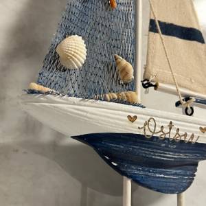 Maritimer Segelboot Holz in weiß blau, inklusive Wunschgravur, personalisiert, Boot mit Gravur, Deko Bad, Dekoration Hol Bild 5