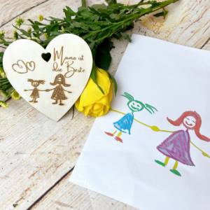 Muttertag, Zeichnung vom Kind graviert, Holzanhänger für Geschenke oder Blumenstrauß Bild 1