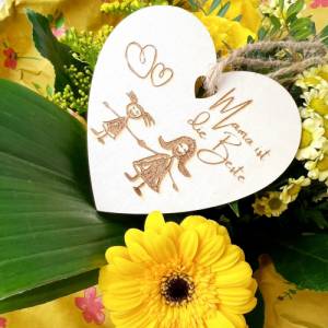 Muttertag, Zeichnung vom Kind graviert, Holzanhänger für Geschenke oder Blumenstrauß Bild 3