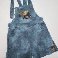 Set aus kurzer Sommerlatzhose und T-Shirt, Musselin Latzhose in Gr. 104 mit Bagger Bild 3