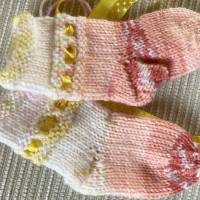 Neugeborenensocken handgestrickt, Babysocken handgestrickt, Kordeldurchzug, rosa-creme-rot Bild 1
