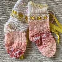 Neugeborenensocken handgestrickt, Babysocken handgestrickt, Kordeldurchzug, rosa-creme-rot Bild 2