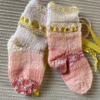 Neugeborenensocken handgestrickt, Babysocken handgestrickt, Kordeldurchzug, rosa-creme-rot Bild 3