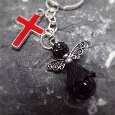 Schutzengel Schlüsselanhänger schwarz rot mit Kreuz – Glücksbringer & Seelentröster