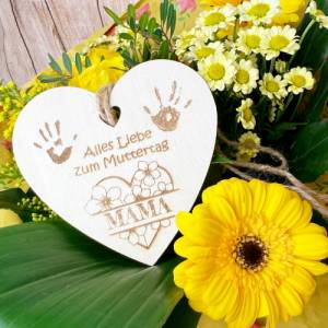 Muttertag, mit dem echten Handabdruck vom Kind graviert, Holzaufhänger Herz für Geschenke oder Blumenstrauß Bild 1