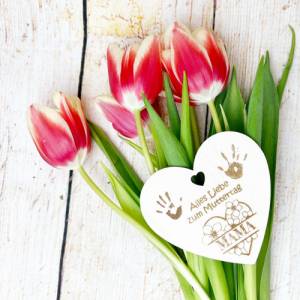 Muttertag, mit dem echten Handabdruck vom Kind graviert, Holzaufhänger Herz für Geschenke oder Blumenstrauß Bild 2