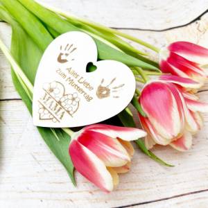 Muttertag, mit dem echten Handabdruck vom Kind graviert, Holzaufhänger Herz für Geschenke oder Blumenstrauß Bild 3