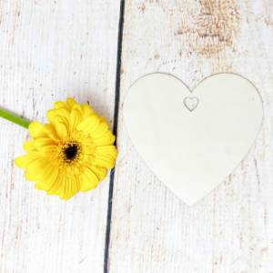 Muttertag, mit dem echten Handabdruck vom Kind graviert, Holzaufhänger Herz für Geschenke oder Blumenstrauß Bild 6