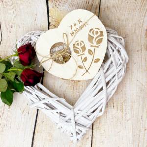 Ringkissen in Herzform, Hochzeitsgeschenk mit persönlicher Wunschgravur, Verlobungsantrag für Ringe Bild 4