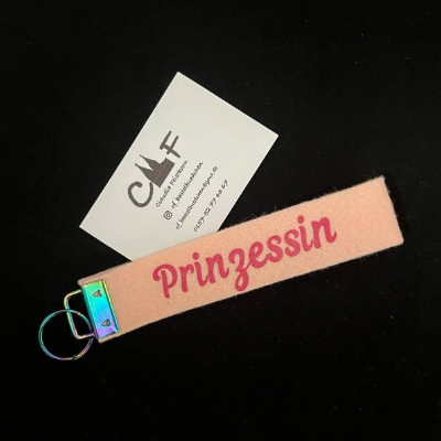 Schlüsselanhänger aus rosa Filz mit fuchsiafarbenem Aufdruck „Prinzessin“