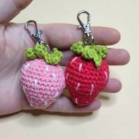 Süße gehäkelte Erdbeere, Amigurumi Erdbeere, Kawaii Erdbeere, Erdbeer Schlüsselanhänger, Amigurumi, Glücksbringer Bild 1