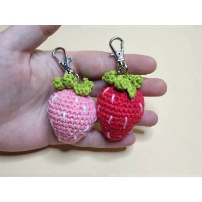 Süße gehäkelte Erdbeere, Amigurumi Erdbeere, Kawaii Erdbeere, Erdbeer Schlüsselanhänger, Amigurumi, Glücksbringer