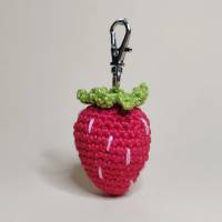 Süße gehäkelte Erdbeere, Amigurumi Erdbeere, Kawaii Erdbeere, Erdbeer Schlüsselanhänger, Amigurumi, Glücksbringer Bild 3