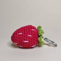 Süße gehäkelte Erdbeere, Amigurumi Erdbeere, Kawaii Erdbeere, Erdbeer Schlüsselanhänger, Amigurumi, Glücksbringer Bild 4
