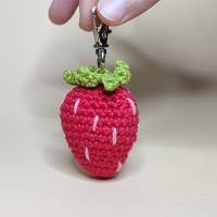 Süße gehäkelte Erdbeere, Amigurumi Erdbeere, Kawaii Erdbeere, Erdbeer Schlüsselanhänger, Amigurumi, Glücksbringer Bild 6