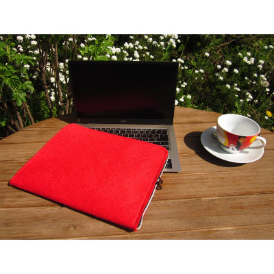 Laptoptasche Notebooktasche aus Filz, hellrot, Rundumreißverschluss, Innenfutter "Vintage Bulli". Handmade