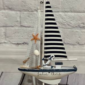 Maritimer Holz Segelboot in weiß blau, inklusive Wunschgravur, personalisiert, Boot mit Gravur, Deko Bad, Dekoration Hol Bild 1
