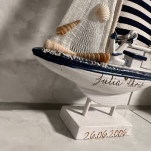 Maritimer Holz Segelboot in weiß blau, inklusive Wunschgravur, personalisiert, Boot mit Gravur, Deko Bad, Dekoration Hol Bild 4