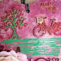 Geldgeschenk Collage mit Fahrrad ROSENHERZ, abstrakt gestaltet auf einem herzförmigen Bambusbrett mit künstlichen Rosen Bild 3