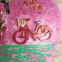 Geldgeschenk Collage mit Fahrrad ROSENHERZ, abstrakt gestaltet auf einem herzförmigen Bambusbrett mit künstlichen Rosen Bild 4
