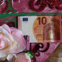 Geldgeschenk Collage mit Fahrrad ROSENHERZ, abstrakt gestaltet auf einem herzförmigen Bambusbrett mit künstlichen Rosen Bild 8