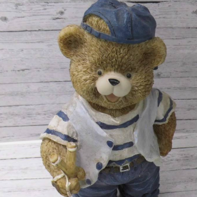 Lausbub Bär Figur mit Baseball Cap -  zum basteln oder dekorieren oder Gutscheine herstellen