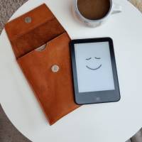 Hochwertige eBook Reader Hülle aus Leder in einem schönen cognac Ton - Langlebiger Schutz für dein Lesegerät Bild 2