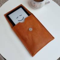 Hochwertige eBook Reader Hülle aus Leder in einem schönen cognac Ton - Langlebiger Schutz für dein Lesegerät Bild 3