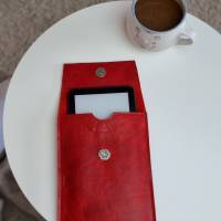 Hochwertiges Lederetui für deinen Ebook-Reader in rot - Langlebiger Schutz für dein Lesegerät Bild 4