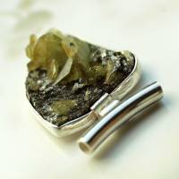 Anhänger aus einer Stufe mit grünen Sphen (Titanit) Kristallen mit Silber Bild 8