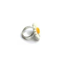 Ring "Daisy Gap" L - Gänseblümchen mit Lücke, Cabochon 26mm, weiß gelb, versilbert, offen Bild 2