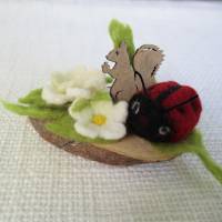 Marienkäfer gefilzt mit Eichörnchen und Filzblumen Bild 1