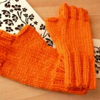 Handgestrickte Stulpen mit Daumen, 100% Wolle, Pulswärmer Handgelenkwärmer, fingerlose Handschuhe, Orange Bild 4