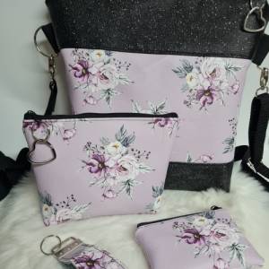 Handtaschen Set Blumen rosa Umhängetasche mit passender Kosmetiktasche, Schlüsseltasche und Anhänger Kunstleder Herz Bild 1