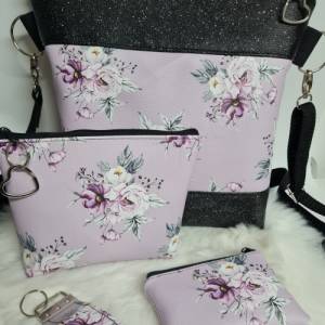 Handtaschen Set Blumen rosa Umhängetasche mit passender Kosmetiktasche, Schlüsseltasche und Anhänger Kunstleder Herz Bild 2