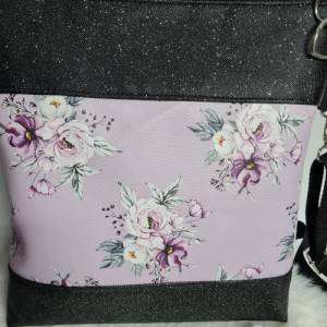 Handtaschen Set Blumen rosa Umhängetasche mit passender Kosmetiktasche, Schlüsseltasche und Anhänger Kunstleder Herz Bild 3