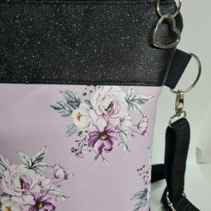 Handtaschen Set Blumen rosa Umhängetasche mit passender Kosmetiktasche, Schlüsseltasche und Anhänger Kunstleder Herz Bild 4