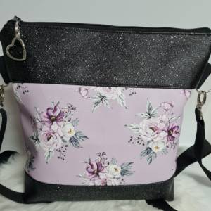 Handtaschen Set Blumen rosa Umhängetasche mit passender Kosmetiktasche, Schlüsseltasche und Anhänger Kunstleder Herz Bild 5