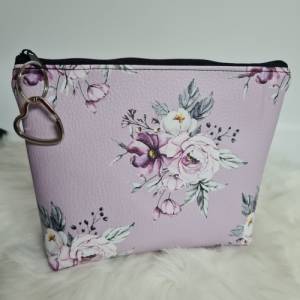 Handtaschen Set Blumen rosa Umhängetasche mit passender Kosmetiktasche, Schlüsseltasche und Anhänger Kunstleder Herz Bild 6