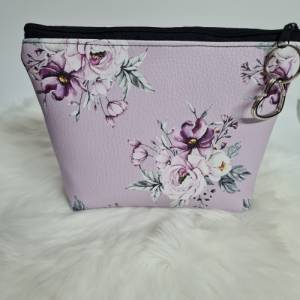 Handtaschen Set Blumen rosa Umhängetasche mit passender Kosmetiktasche, Schlüsseltasche und Anhänger Kunstleder Herz Bild 7