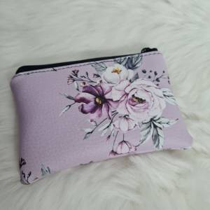 Handtaschen Set Blumen rosa Umhängetasche mit passender Kosmetiktasche, Schlüsseltasche und Anhänger Kunstleder Herz Bild 8