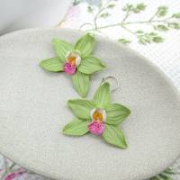 Grüne Orchideen Blumen Ohrringe Polymer Clay, florale große leichte Ohrhänger für Frauen, hübsches Geschenk für Mama Bild 1