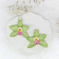 Grüne Orchideen Blumen Ohrringe Polymer Clay, florale große leichte Ohrhänger für Frauen, hübsches Geschenk für Mama Bild 2