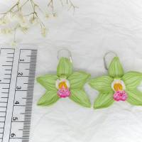 Grüne Orchideen Blumen Ohrringe Polymer Clay, florale große leichte Ohrhänger für Frauen, hübsches Geschenk für Mama Bild 8