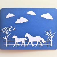 Glückwunschkarte Pferde (Nr. 3) vorm Zaun in blau-weiß Bild 1